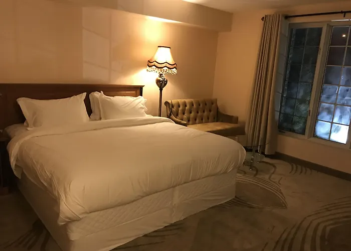 Fullerton Manor Inn