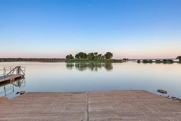 Spacious Wooden Suite #6 By The Lake At Texoma Shores Resort