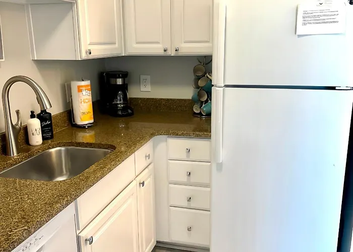 Welcoming 2-Bedroom Condo With Bonus Room!