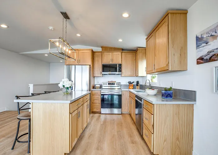 Walk To Beach: Coastal Tillamook Home W/ Desk!