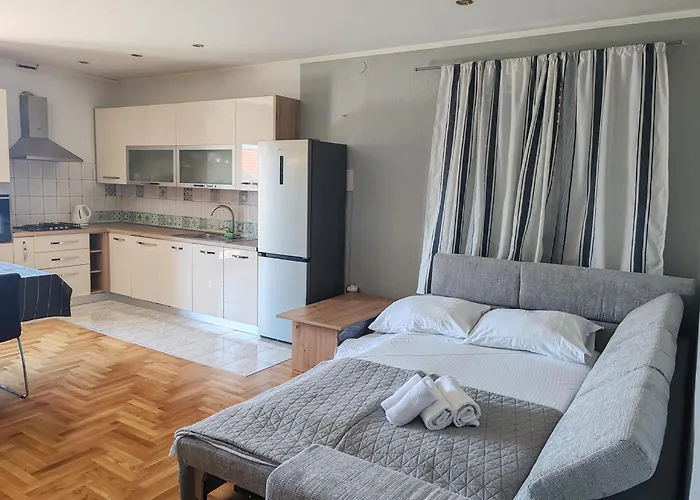 Apartments And Pansion M&R
