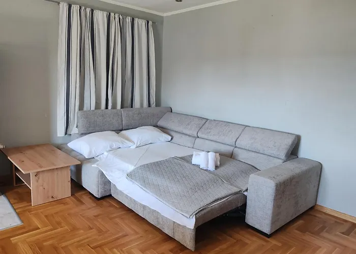 Apartments And Pansion M&R