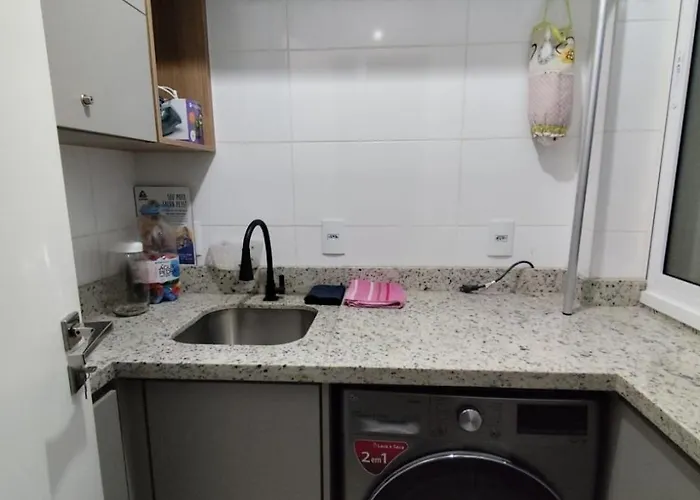 Apto com Churrasqueira, Cama Ortopedica e ar Condicionado 300m da praia acomoda 06 PESSOAS