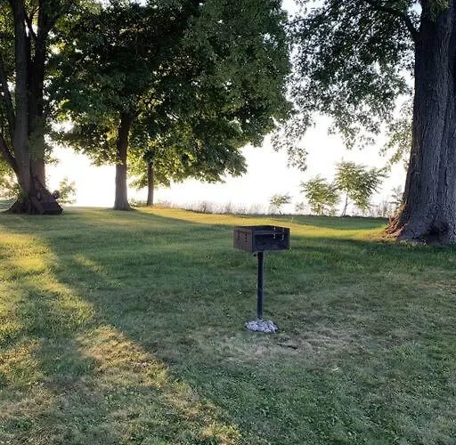 Lakefront Cottage W/ Private Beach- Niagara