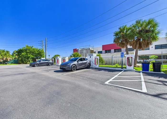 Stylish Loft Minutes From Beach & Port - Unit 204