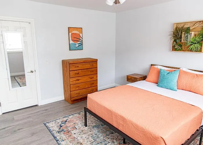 Cozy Coastal Townhome W/ Parking