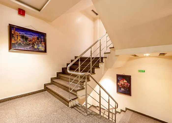 Aman Continental With Restaurant - 5Mins From Connaught Place ,Railway Station & Metro
