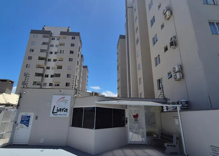 Easy Club 308 Apto 2 quartos Ar condicionado Wi-Fi Netflix Prime piscina Elevador Churrasqueira Sacada 200 m da praia Ideal para Famílias e Amigos Reserve agora