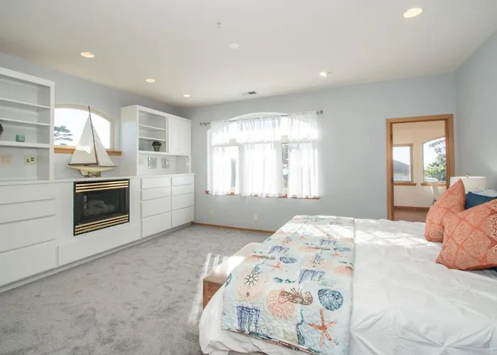 Private Home With Breathtaking Ocean Views - Walk To Beaches Restaurants