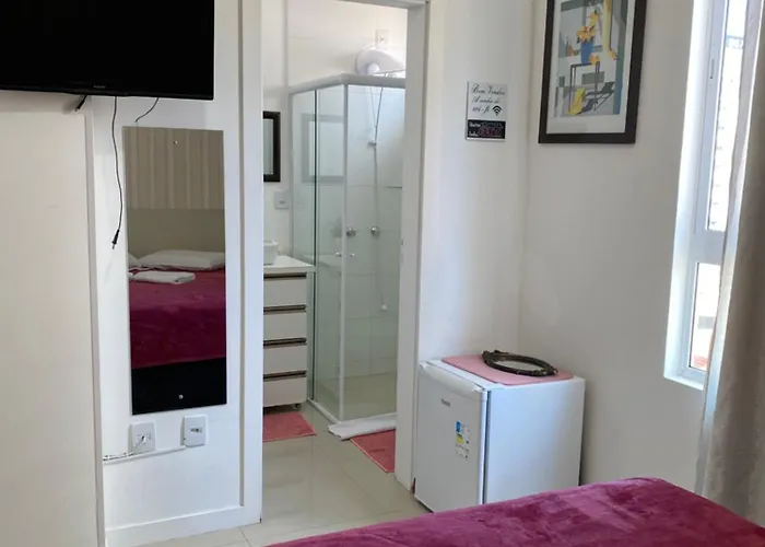 Suíte 1 com cama de casal,em apartamento compartilhado ar condicionado, tv, e Wi-fi -frigobar