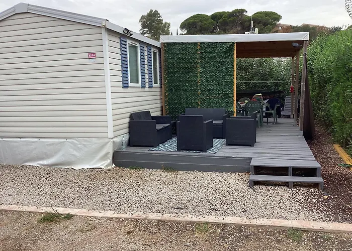 Frejus tout confort, maxi 420 m des piscines, climatisation,plus ventilation toutes les chambres, linge de lit et de toilette , coffre fort, lavé vaisselle machine à laver grande terrasse couverte velos et wifi possible