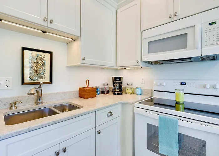 Harbor Oaks Haven: Walk To Front Beach & Downtown!