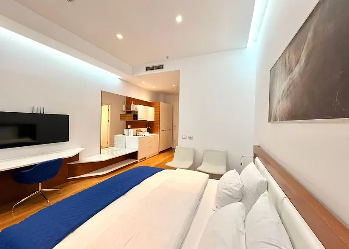 Condo Studio Plaza