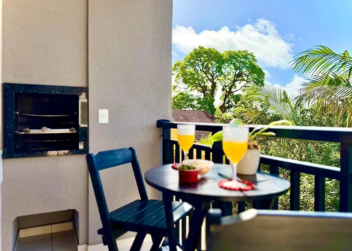 Aptos em Bal Piçarras a150m da PRAIA, dois quartos, sala de estar, COZINHA COMPLETA, SACADA com CHURRASQUEIRA, WI-FI, PISCINA, PORTARIA 24h, PLAYGROUND e QUADRA DE ESPORTES
