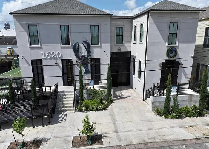 Blue Crawfish Boutique Hotel & Pool Bar