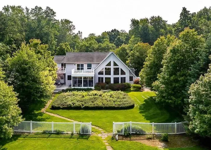 Spacious A-Frame With Lake Michigan Views & Hot Tub-Family Friendly