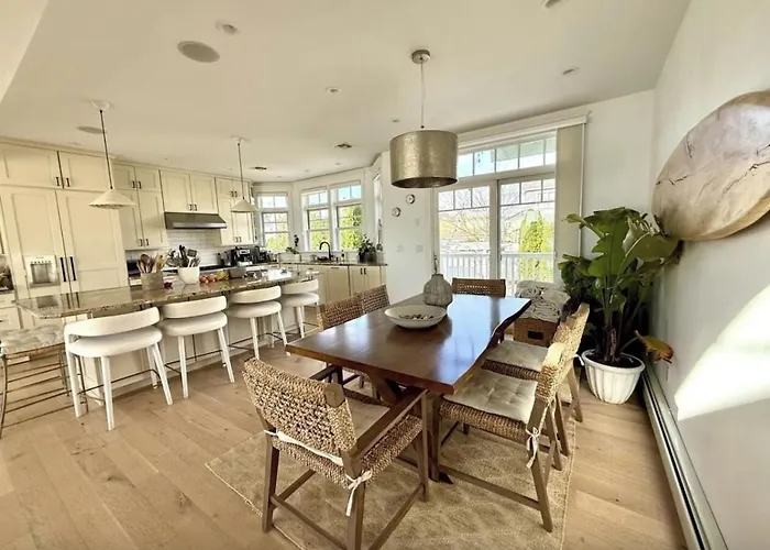 Lakefront 5-Bedroom House Near Ocean With Pool