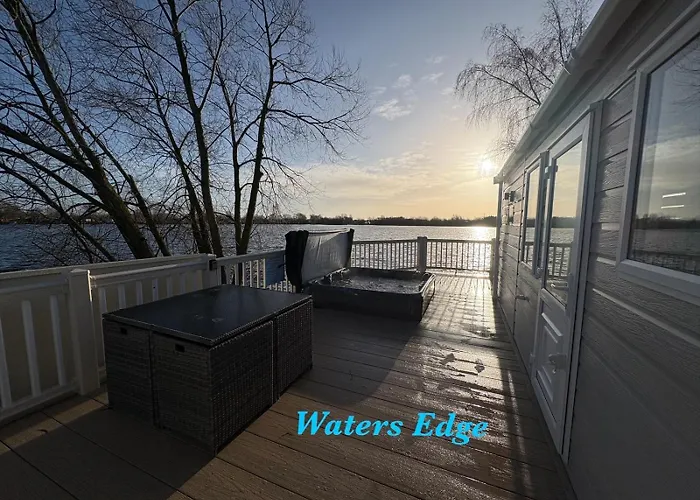 Tattershall Lakes Waters Edge Mini Lodge Lakeside, 8 Berth With Hot Tub & Wifi