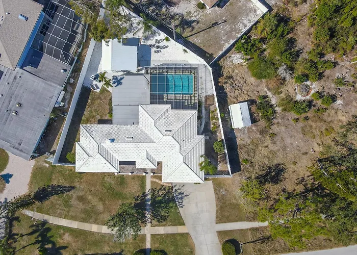 Private Resort Near Ami With Heated Pool & Games