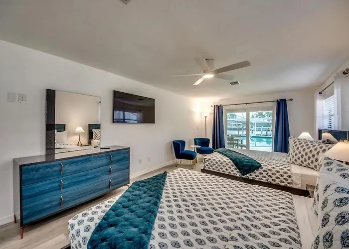 Riverview At Dolphin Drive With Stunning Sunsets And A Short Walk To The Beach