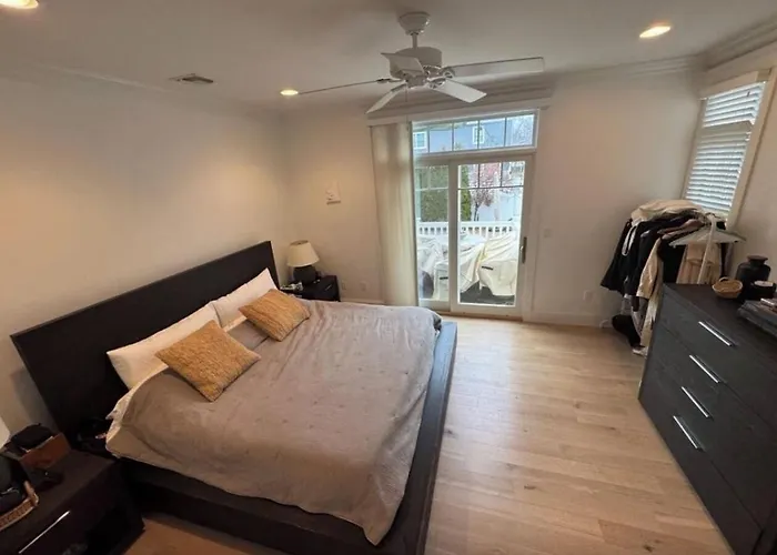 Lakefront 5-Bedroom House Near Ocean With Pool