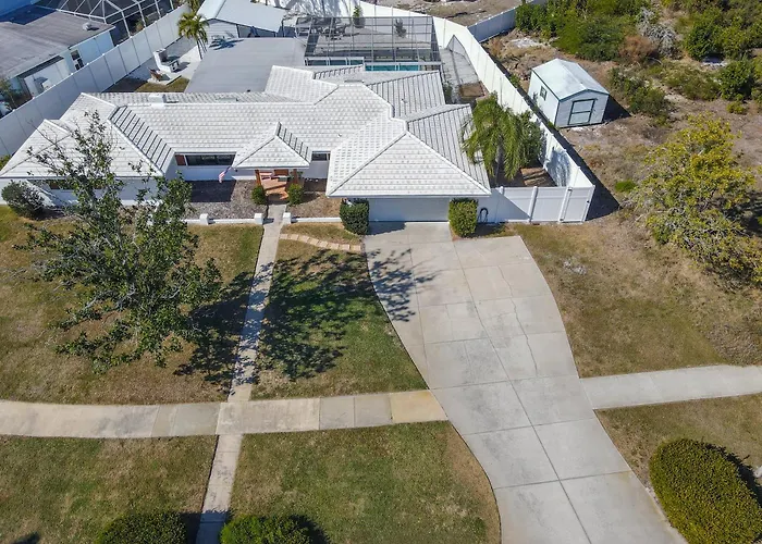 Private Resort Near Ami With Heated Pool & Games