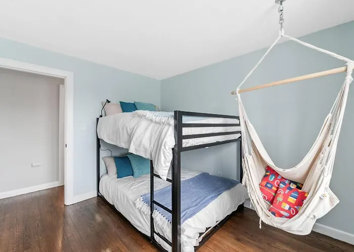 4Br Home | Walk To Beach & Downtown | Parking