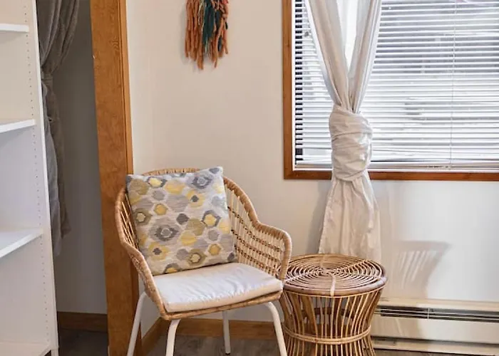 First Light - Vintage Waterfront With Hot Tub - One Bedroom