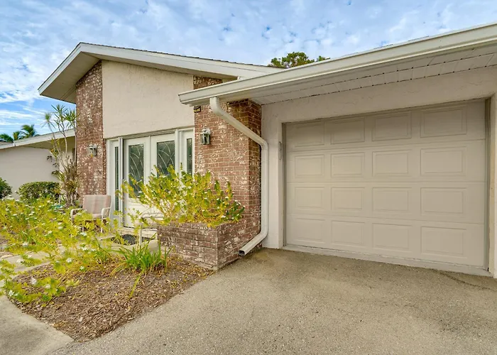Private Beach & Pool Access! Fort Myers Getaway