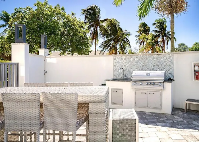Modern 2Br Suite 2 King Beds Pool Steps To Beach