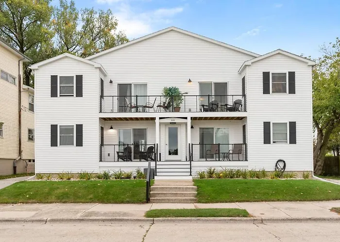 Beachside Condo Downtown With Lake Michigan Views