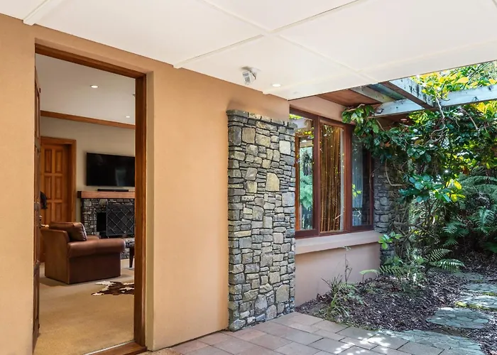 Treetops Lodge & Estate