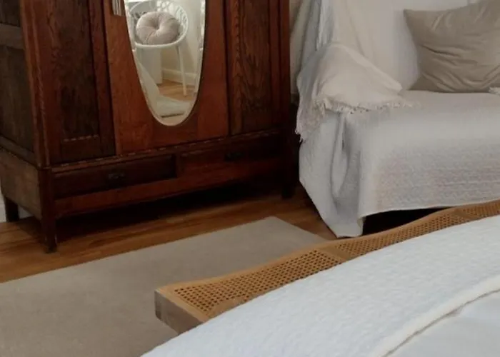 DAS KLEINE HOTEL IPHOFEN, klimatisierte Zimmer- 55 TV, TV mirroring, kleines Secret mit Garten&Terrassen, nahe aller VDP Weingüter, Hunde willkommen, fine dining, nahe KNAUF GIPS KG und KNAUF IT ConneKT