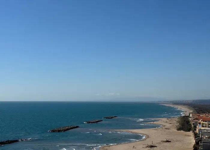 Sur le sable, face à la mer La Petite Tour