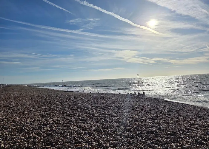 Stylish 3 Bedroom Sea View Apartment -Free Parking- Sleeps 9