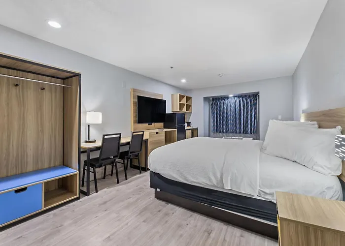 Day Inn By Wyndham San Antonio Downtown