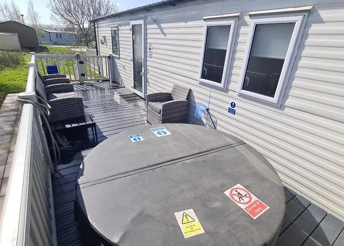 Luxury 8 Berth Caravan With Hot Tub & Starlink At Tattershall Lakes