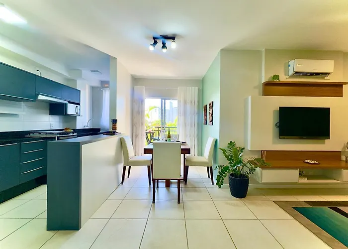 Aptos em Bal Piçarras a150m da PRAIA, dois quartos, sala de estar, COZINHA COMPLETA, SACADA com CHURRASQUEIRA, WI-FI, PISCINA, PORTARIA 24h, PLAYGROUND e QUADRA DE ESPORTES