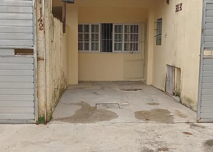 Casa a 250 metros a pé da praia. Ótima localização