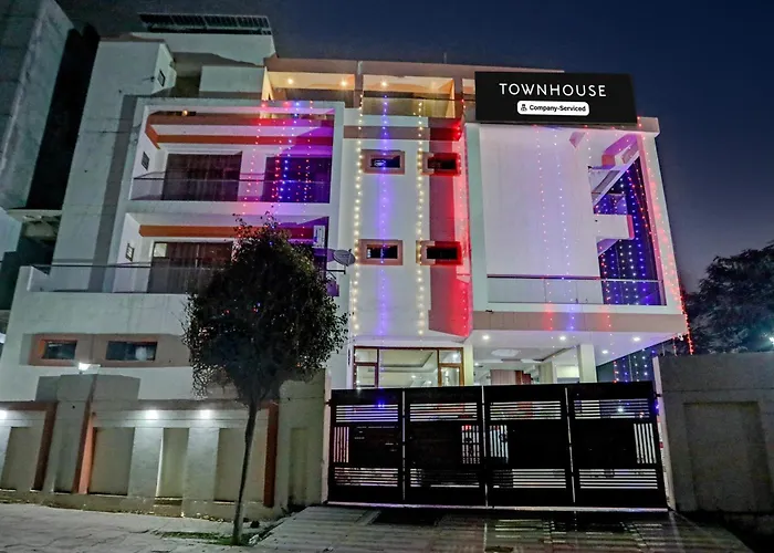 Super Oyo Townhouse Gomti Nagar Sector 1 Formerly The Gahmar Inn