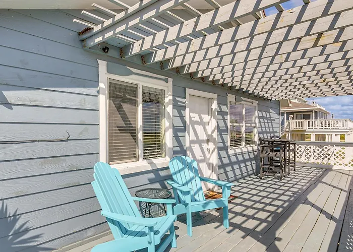 Walk To Gulf: Surfside Beach Home W/ Deck