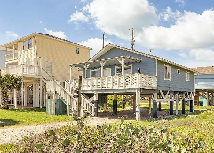 Walk To Gulf: Surfside Beach Home W/ Deck