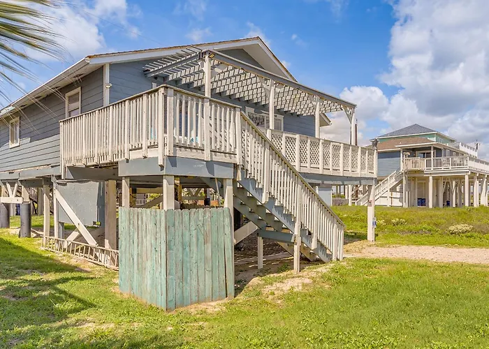 Walk To Gulf: Surfside Beach Home W/ Deck
