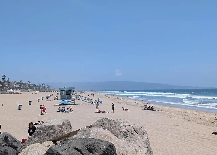 Downtown Manhattan Beach 3 Bed Townhouse Parking