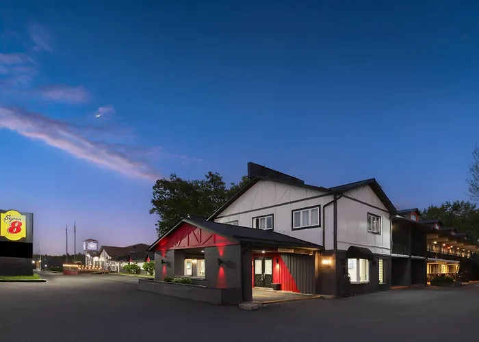 Super 8 By Wyndham Gananoque - Country Squire Resort