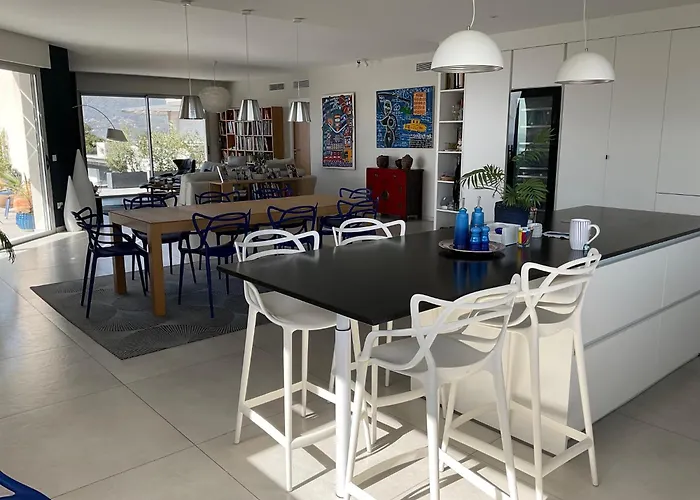 Suite de 2 chambres d'hôtes, proche port&aéroport, vue mer&montagne, climatisation, petit-déjeuner et parking inclus