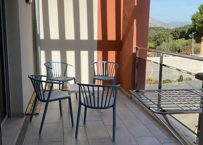 Suite de 2 chambres d'hôtes, proche port&aéroport, vue mer&montagne, climatisation, petit-déjeuner et parking inclus