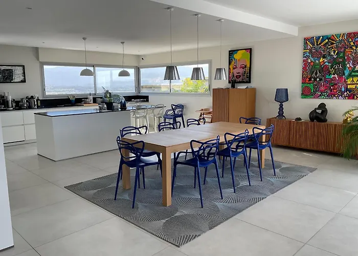 Suite de 2 chambres d'hôtes, proche port&aéroport, vue mer&montagne, climatisation, petit-déjeuner et parking inclus
