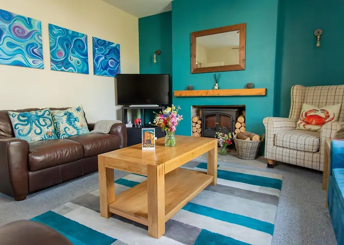 Dog Friendly Cosy Coastal Cottage With Sea Views
