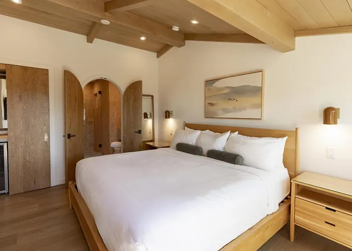Woods Cove Inn